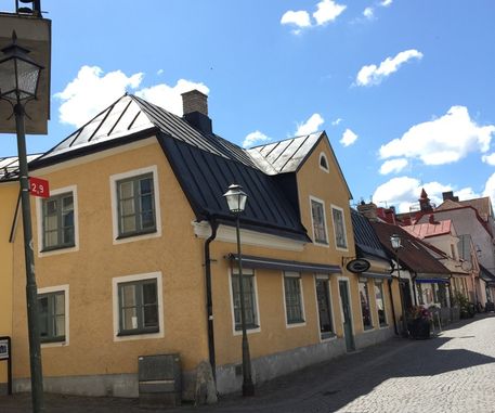 Huset där lägenheten finns ligger på Adelsgatan